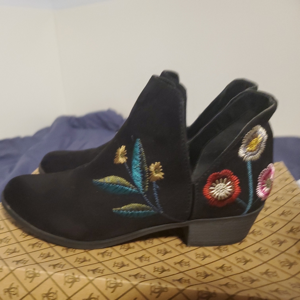 Pre-owned Indigo Rd. Womens PMLOGM Boots black with floral. Size …
